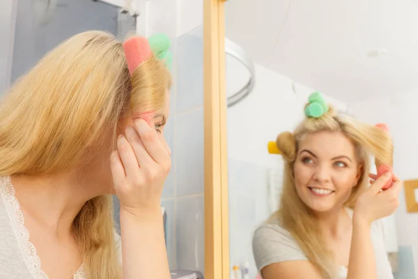 Mulher loira usando rolos de cabelo — Fotografia de Stock