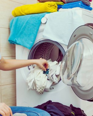 Deterjan Kapsüller kullanılarak kadın yıkama çamaşır