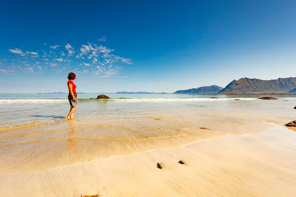Frau zu Fuß am Sandstrand, erhabene Norwegen — Stockfoto