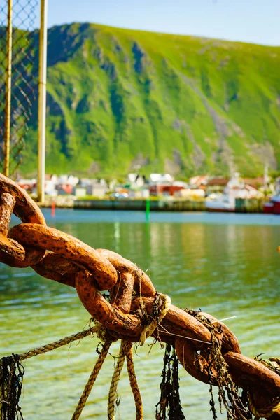 Rostiga gamla metall kedja länkar i hamn. — Stockfoto