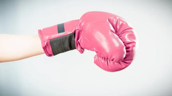 Donna che indossa guanti da boxe — Foto Stock