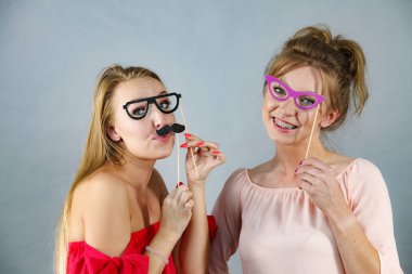 Karnaval maske ile iki kadın