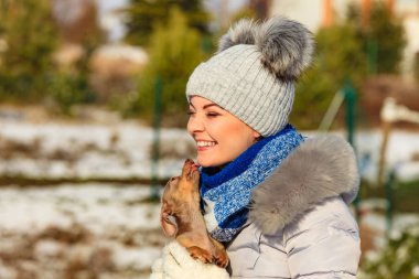 Kış aylarında köpekle oynamayı kadın