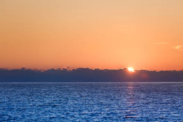 Lever ou coucher du soleil sur la surface de la mer — Photo