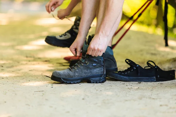 Les randonneurs préparent leurs chaussures . — Photo