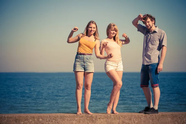 Group friends junge zwei mädchen having spaß draußen — Stockfoto