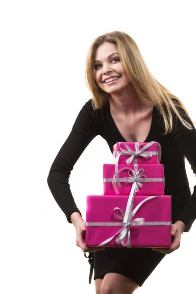 Menina segurando pilha de caixas de presente rosa — Fotografia de Stock