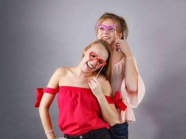 Karnaval maske ile iki kadın