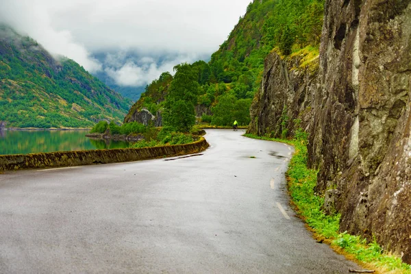 Stara droga wzdłuż fiordu Eidfjorden, Norwegia — Zdjęcie stockowe