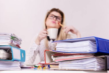 Sıcak kahve içme ofisinde mutlu kadın