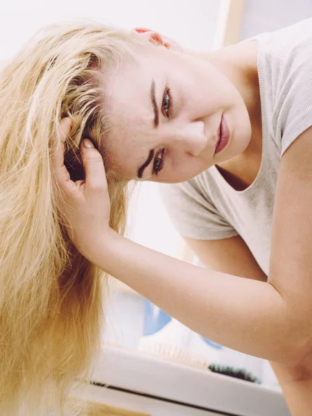 Женщина, имеющая проблемы с светлыми волосами — стоковое фото