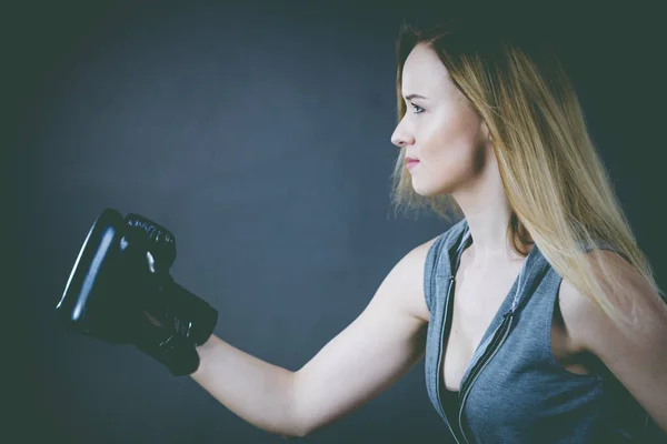 Boxer girl exercise with boxing gloves. — Stock Photo, Image