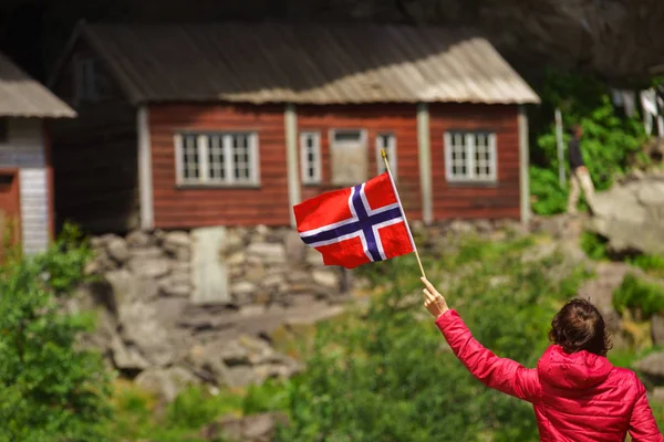 Turismo visitando Helleren houses en Jossingfjord, Noruega — Foto de Stock