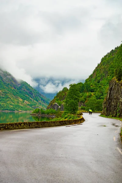 Viejo camino a lo largo del fiordo Eidfjorden, Noruega — Foto de Stock