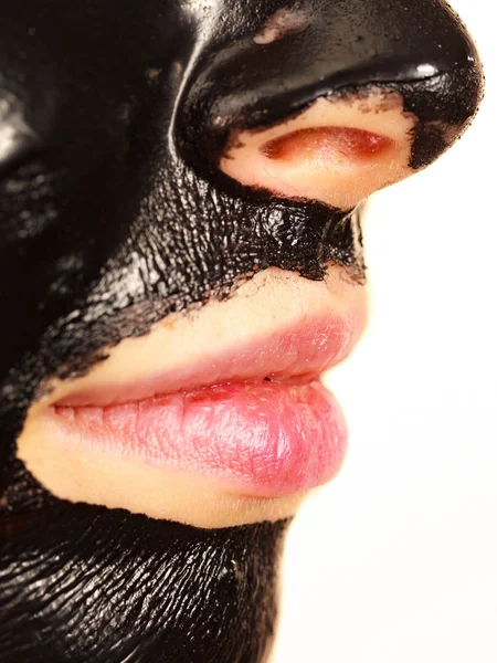 Ragazza nera carbo peel off maschera sul viso — Foto Stock