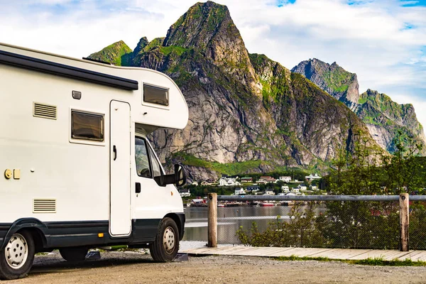 Coche campista en fiordo, Lofoten Noruega —  Fotos de Stock