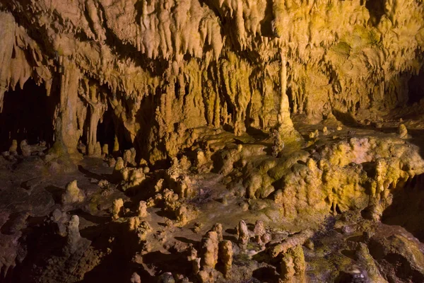 Stalactites et stalagmites dans la grotte de Dirou, Grèce — Photo