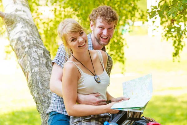 Hiking backpacking couple reading map on trip. — Stock Photo, Image