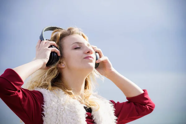 Woman wearing headphones outdoor — Stock Photo, Image