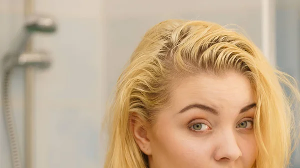 Kvinna med våta blont hår — Stockfoto