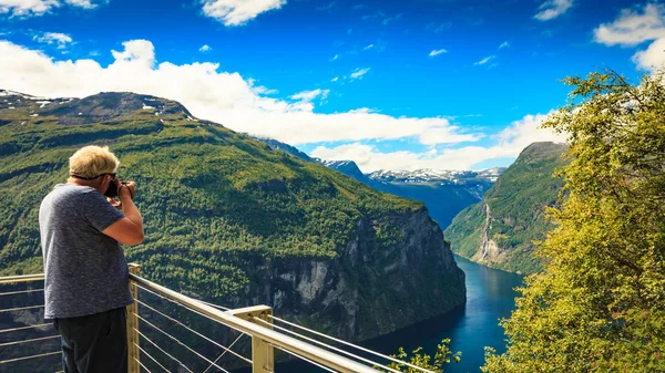 Turista tomando fotos del paisaje de fiordos, Noruega — Foto de Stock