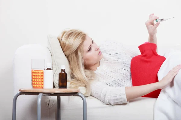 Mulher doente com gripe deitada no sofá — Fotografia de Stock