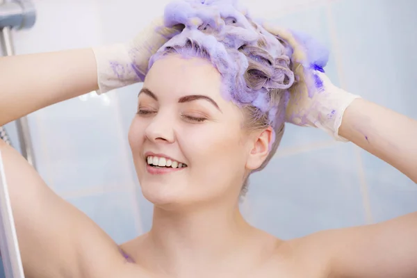 Mulher aplicando xampu toner em seu cabelo — Fotografia de Stock