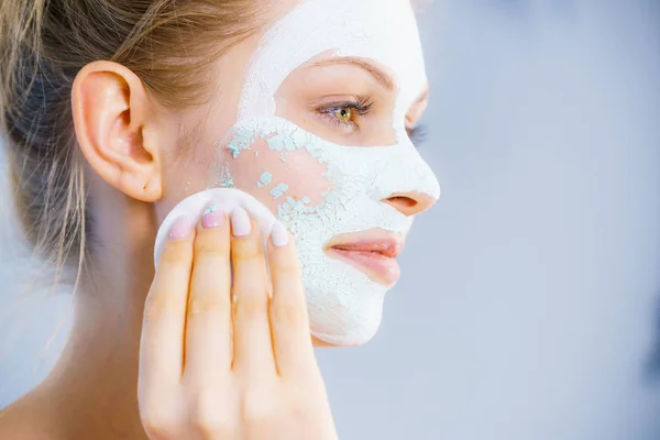 Menina remove máscara de lama branca seca — Fotografia de Stock
