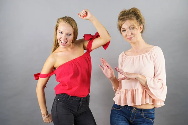 Two women fooling around — Stock Photo, Image