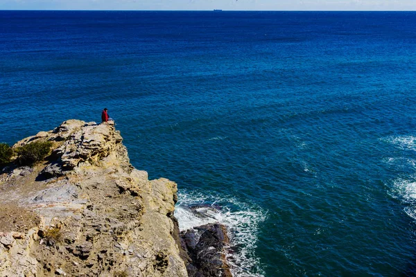 Mulher turística em falésias marítimas em Espanha — Fotografia de Stock