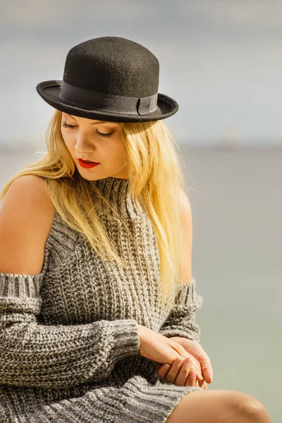 Femme portant fedora et pull extérieur — Photo