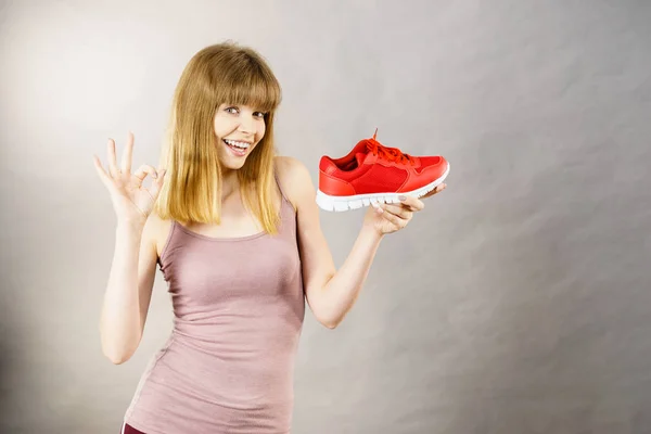 Boldog nő, sportruházat oktatók cipő — Stock Fotó