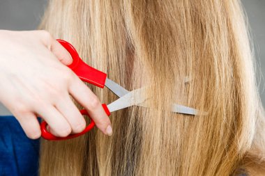 Sarışın kız yeni saç görüntü yapar.