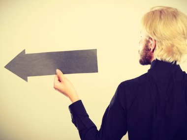 Siyah ok sol işaret tutan adam