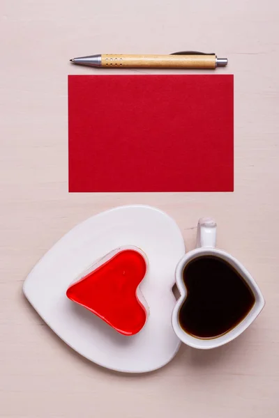 Pastel de taza de café en forma de corazón y papel en blanco —  Fotos de Stock