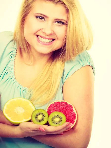 Frau hält Früchte Kiwi. Orange, Zitrone und Grapefruit — Stockfoto
