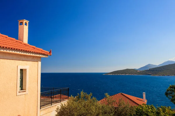 Casas telhado à beira-mar grego — Fotografia de Stock