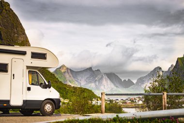 Fiyort üzerinde Camper araba, Lofoten Norveç