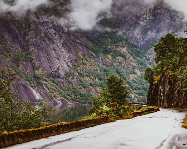 Viejo camino a lo largo del fiordo Eidfjorden, Noruega — Foto de Stock