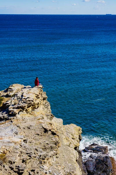 Τουριστική γυναίκα στα βράχια της θάλασσας στην Ισπανία — Φωτογραφία Αρχείου