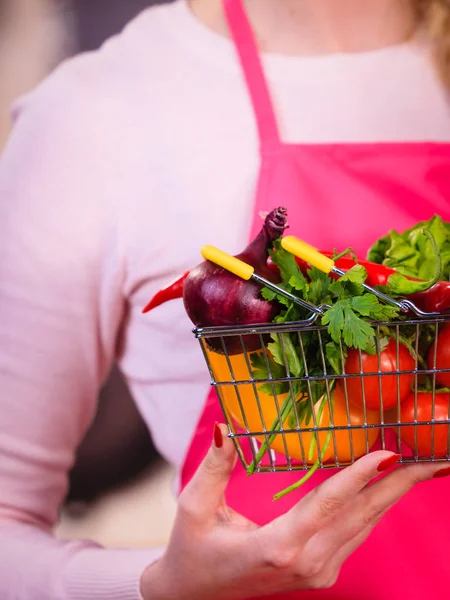 Backet sebze diyet ile alışveriş — Stok fotoğraf