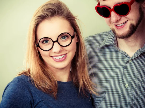 Casal feliz homem e mulher em óculos . — Fotografia de Stock