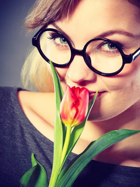 Nerdy flicka lukta blomma. — Stockfoto