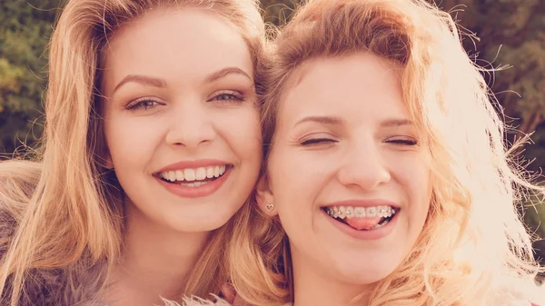 Twee gekke vrouwen plezier buiten — Stockfoto