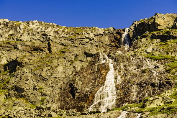 Wodospad w górach. Trasa norweska Sognefjellet — Zdjęcie stockowe