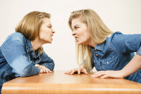 Två kvinnor ha argumentera kampen — Stockfoto