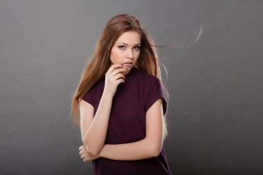 Karanlıkve saçlı çekici esmer kadın