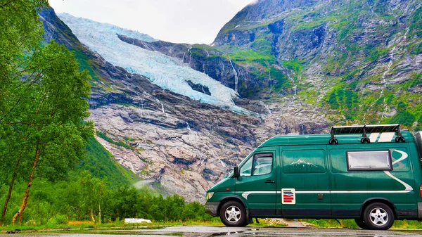 ノルウェーのキャンパーバンと Boyabreen 氷河 — ストック写真
