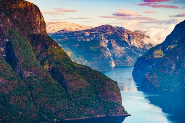 Paisagem fiorde Aurlandsfjord na Noruega — Fotografia de Stock