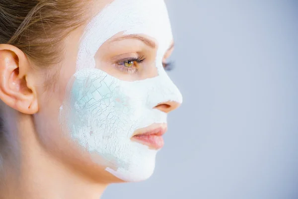 Ragazza con maschera di fango verde bianco sul viso — Foto Stock